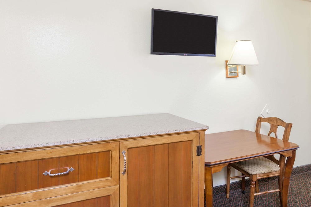 Travelodge by Wyndham Fullerton Near Anaheim 26/38