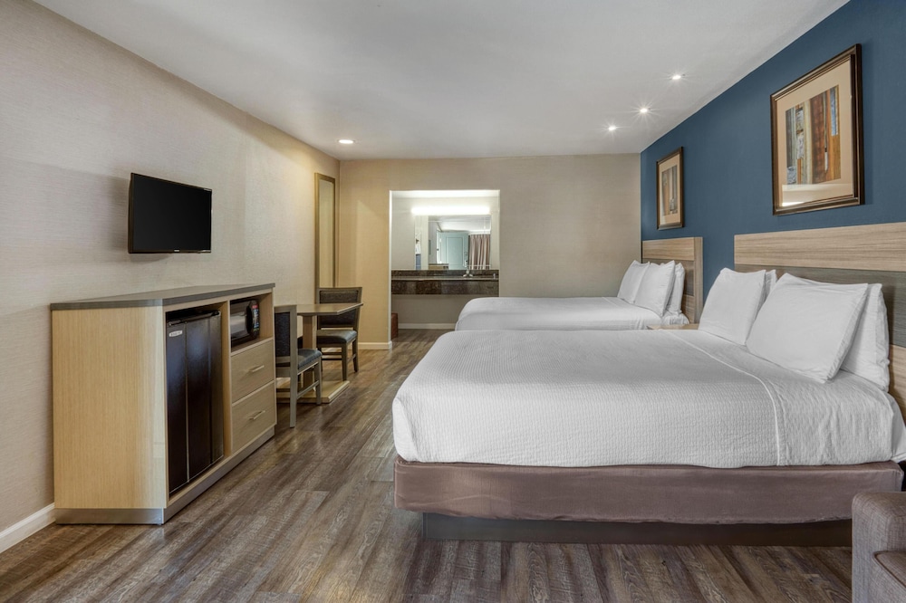 Standard, 2 Queen Beds, Sofa