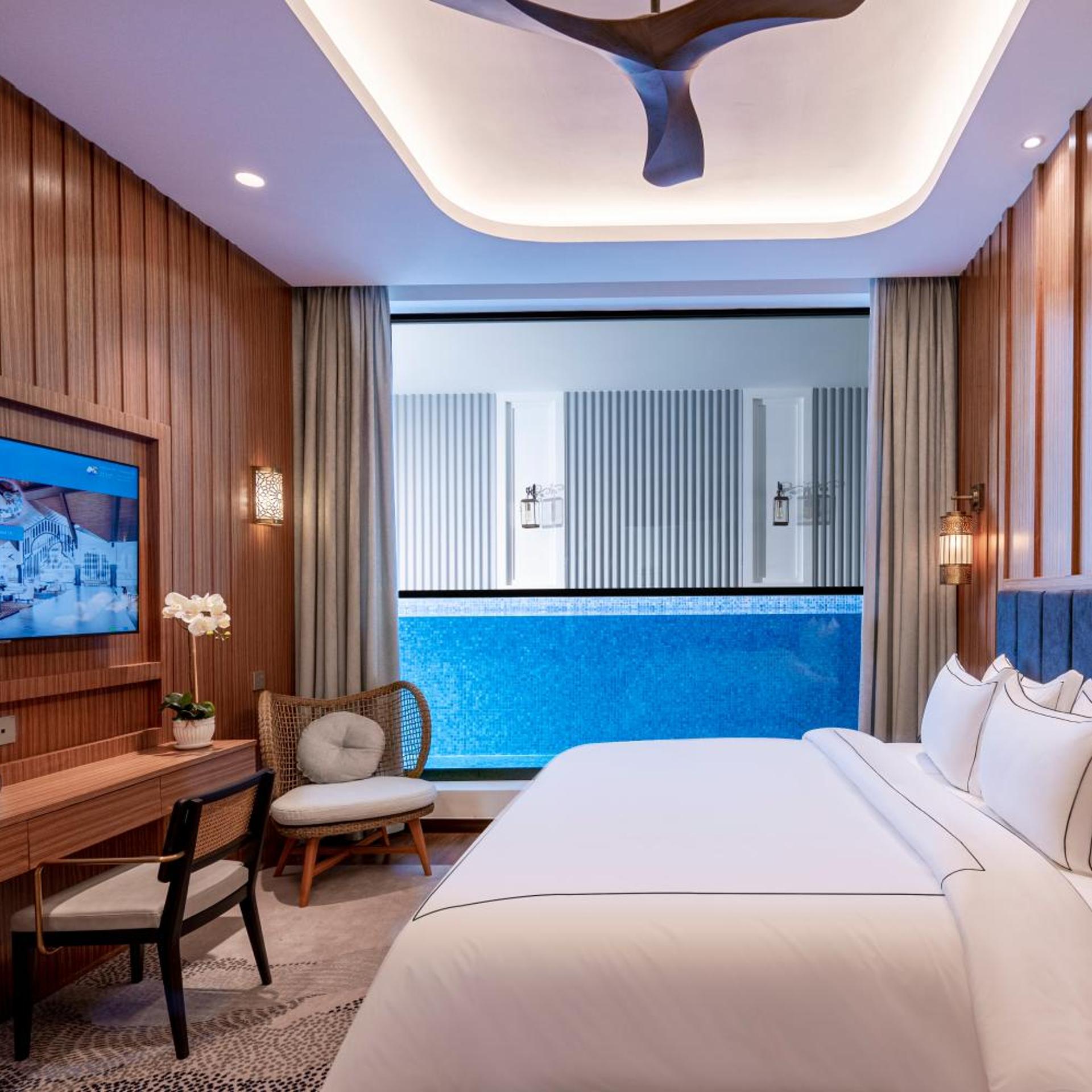 Pool, Suite, King Bed