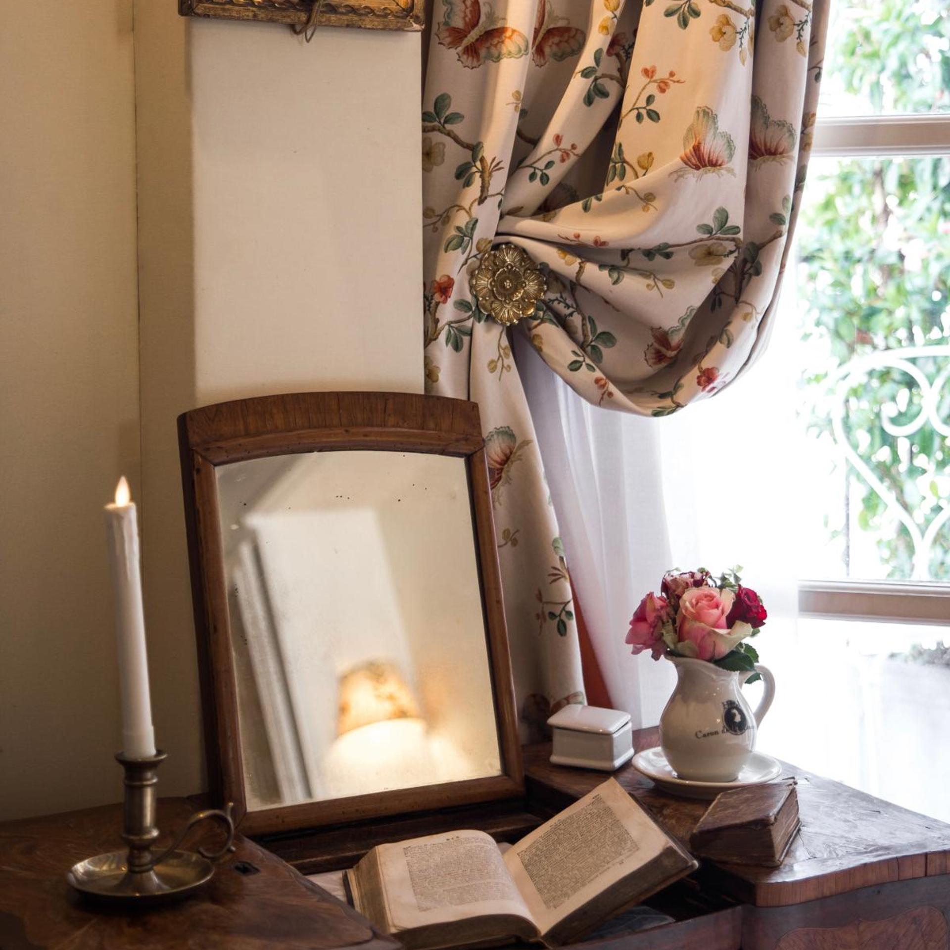 HOTEL CARON DE BEAUMARCHAIS 6/23