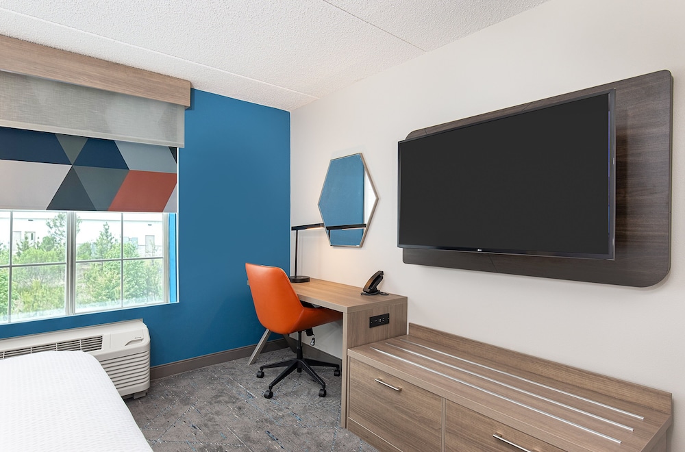 Holiday Inn Express Hotel and Suites Columbus At Northlake 51/57
