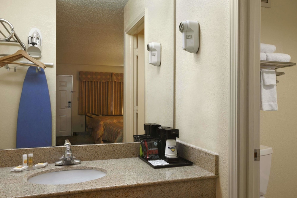 Days Inn by Wyndham Nashville Airport 23/26