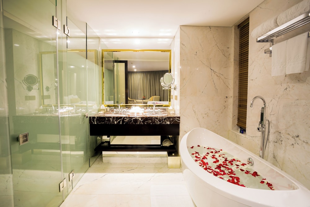 جناح بريميير بسرير مزدوج بإطلالة على البحر، Holiday Beach Hotel Danang 5/8