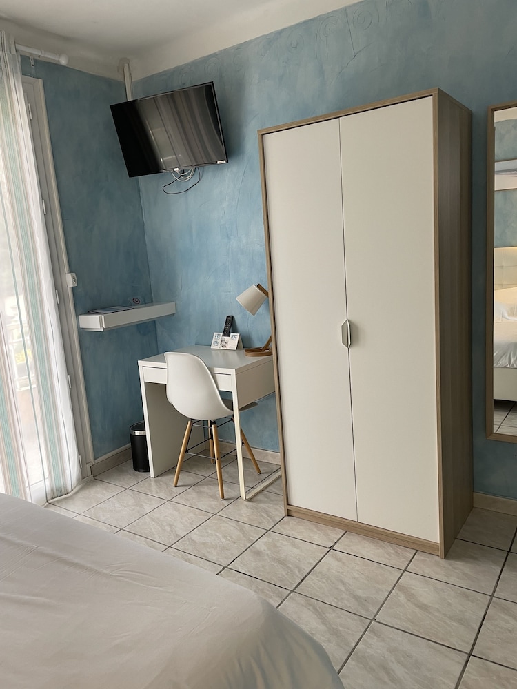 HOTEL LE CLEMENT V 32/66