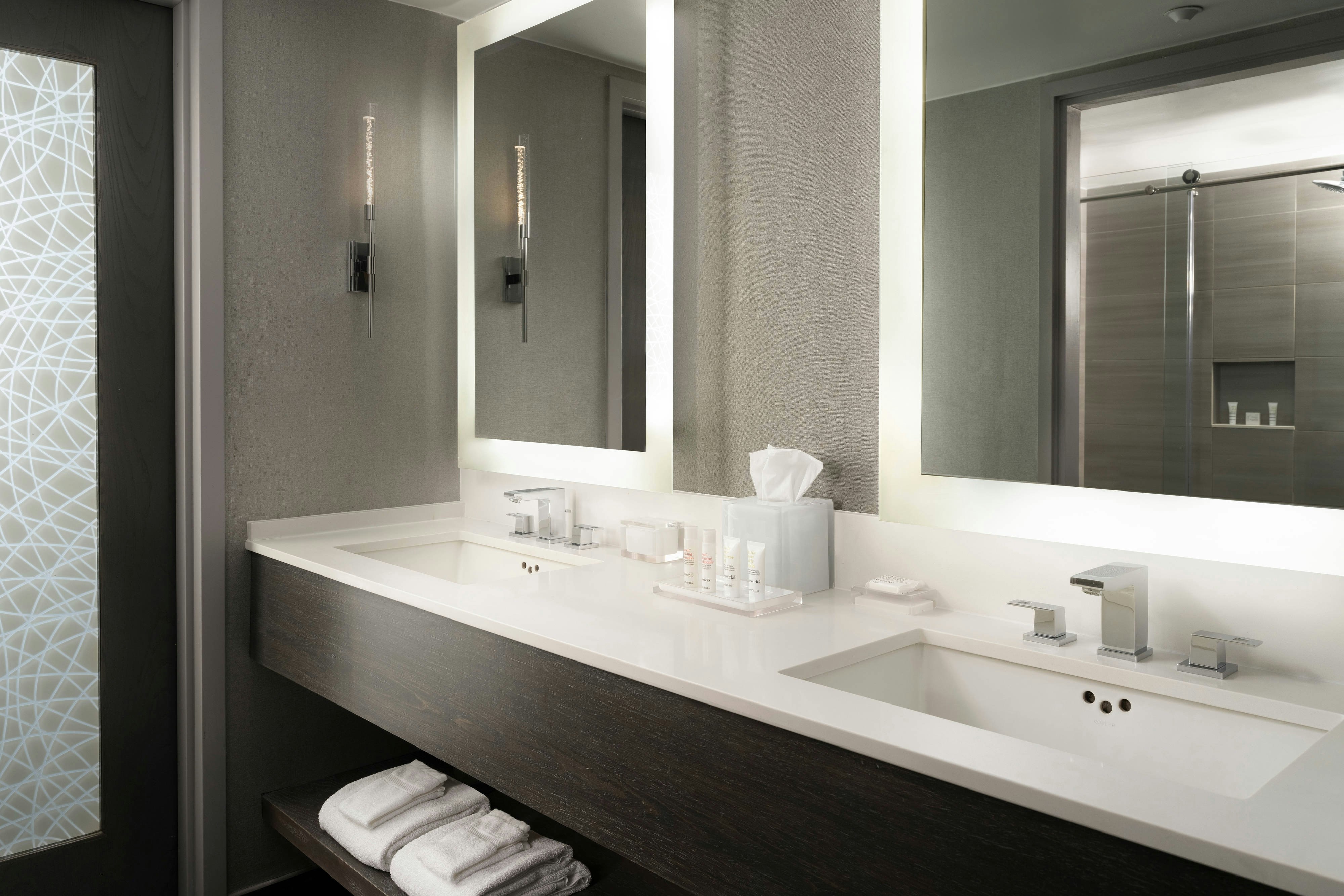 جناح جونيور، Warner Center Marriott Woodland Hills 3/3