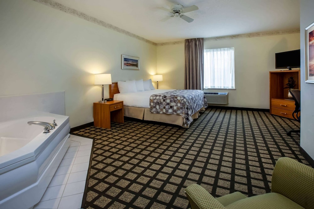 Baymont By Wyndham Mackinaw City 17/34
