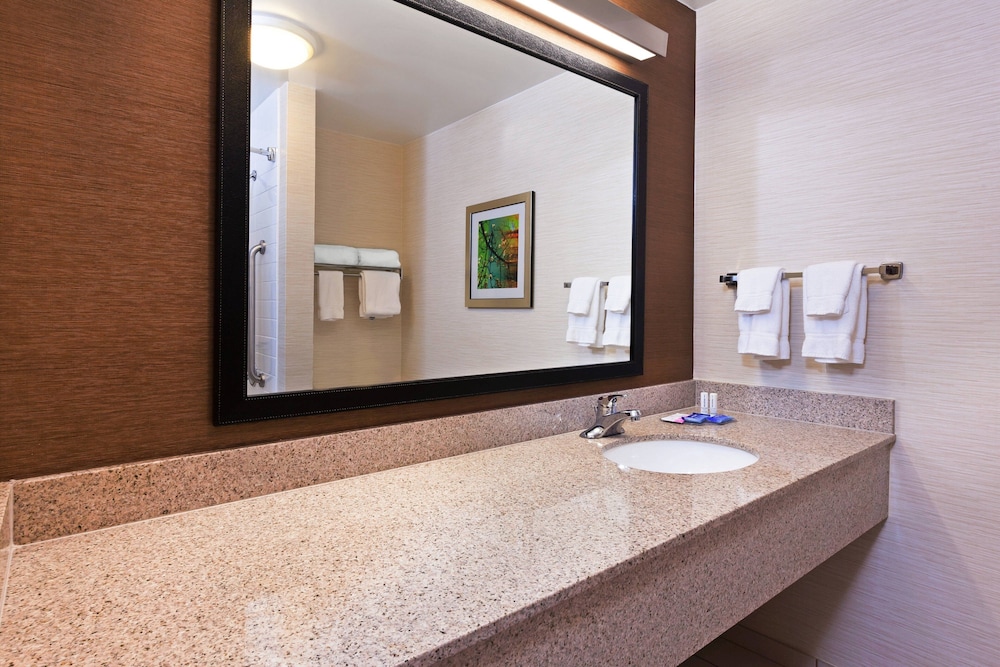 Fairfield Inn and Suites Rogers 56/56