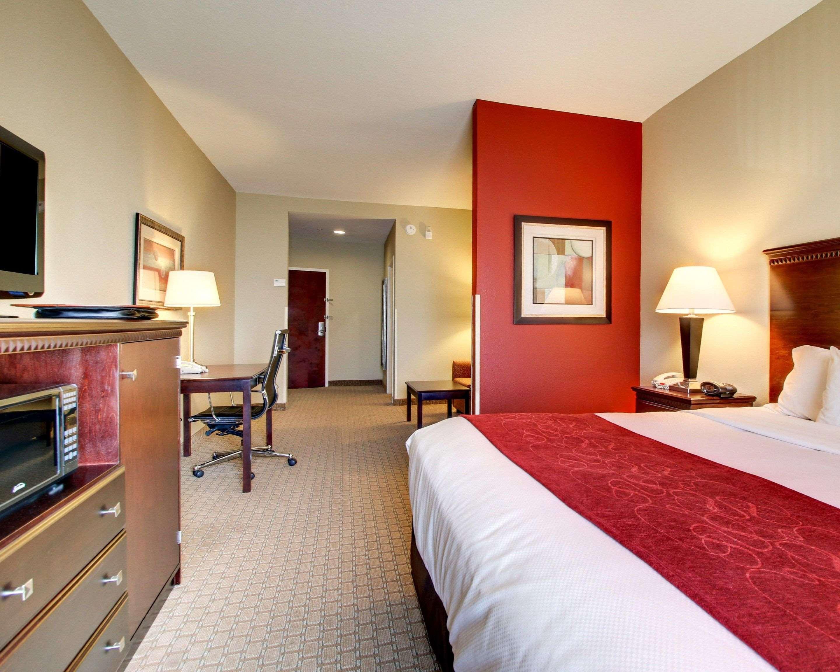 SUITE, KING BED, ACCESSIBLE