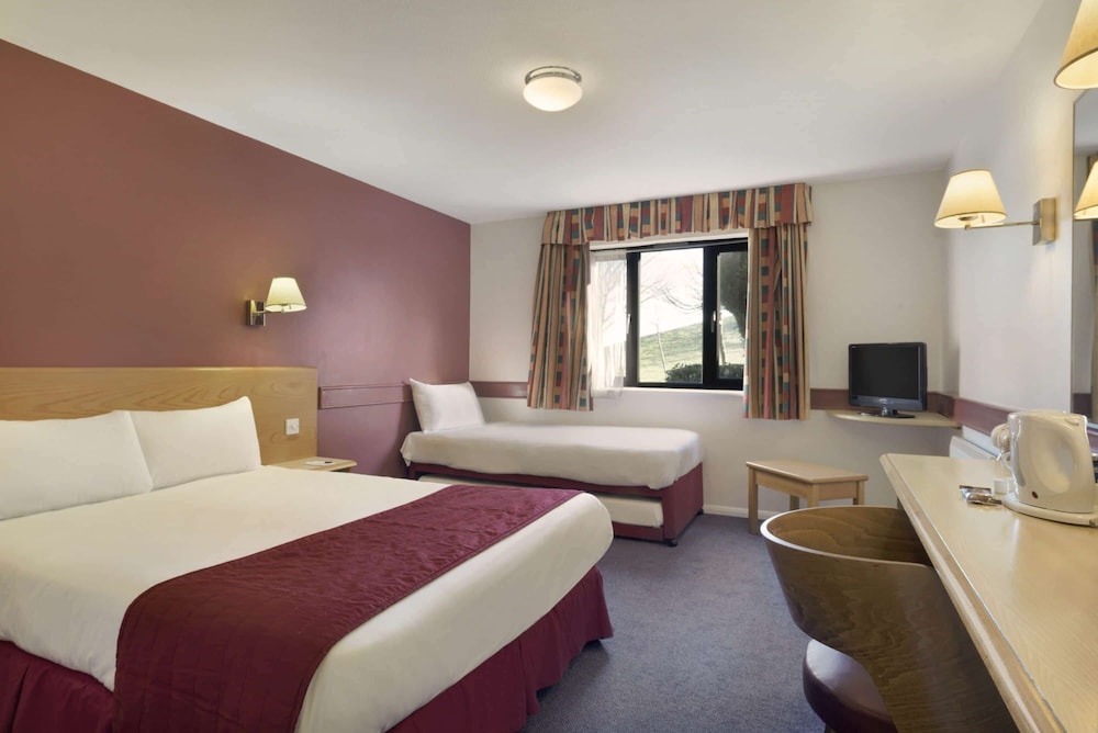 ROOM, 1 DOUBLE AND 1 SINGLE BED