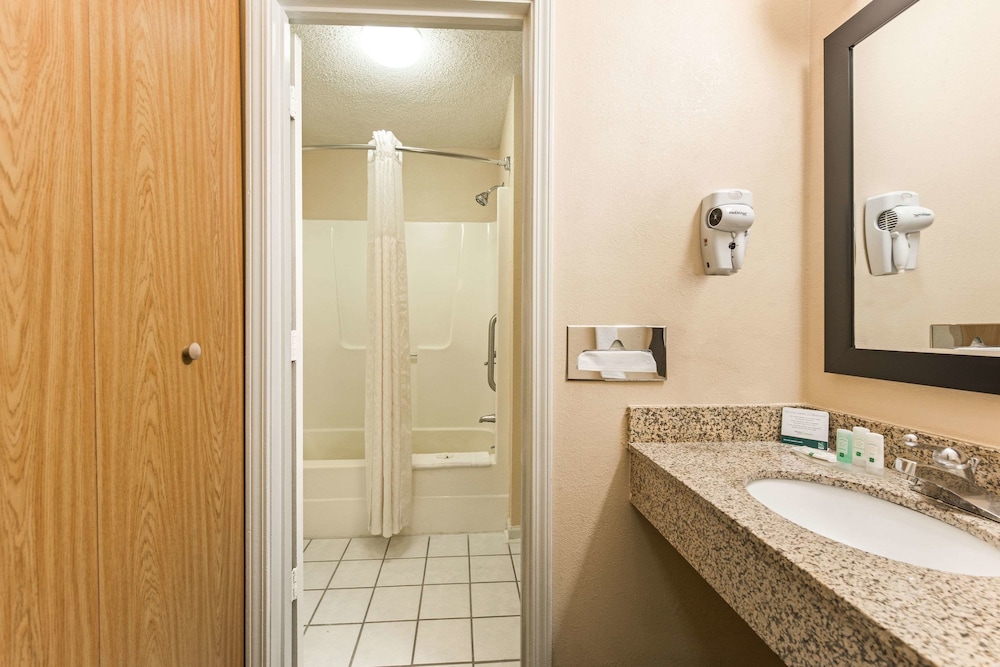 Quality Inn & Suites Portage Central 18/53