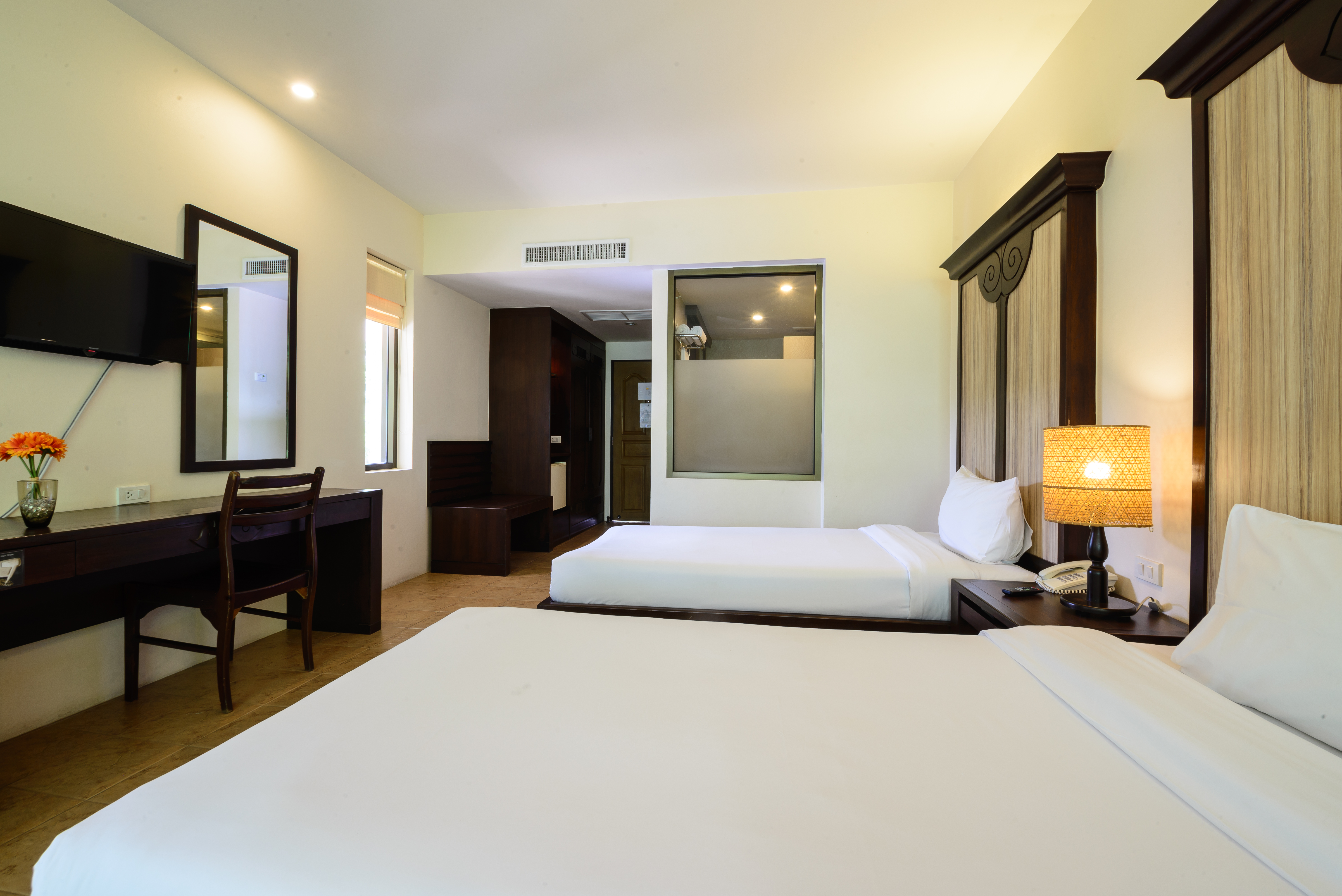 DELUXE ROOM