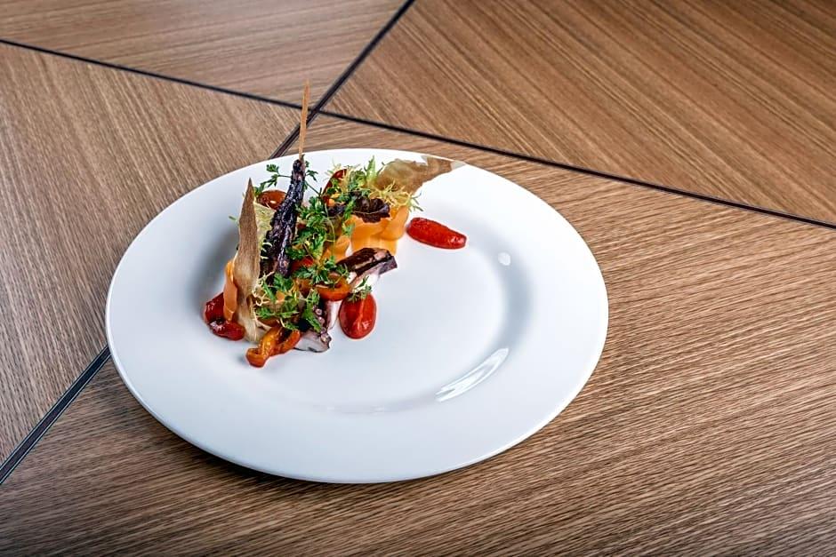 RESTAURANT AND DESIGN HOTEL NOEM ARCH 43/54