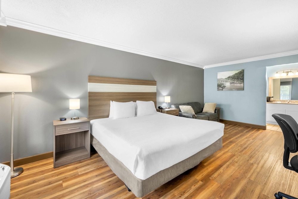 غرفة قياسية بسرير كينج مع أريكة، Quality Inn Barbourville, KY 4/6