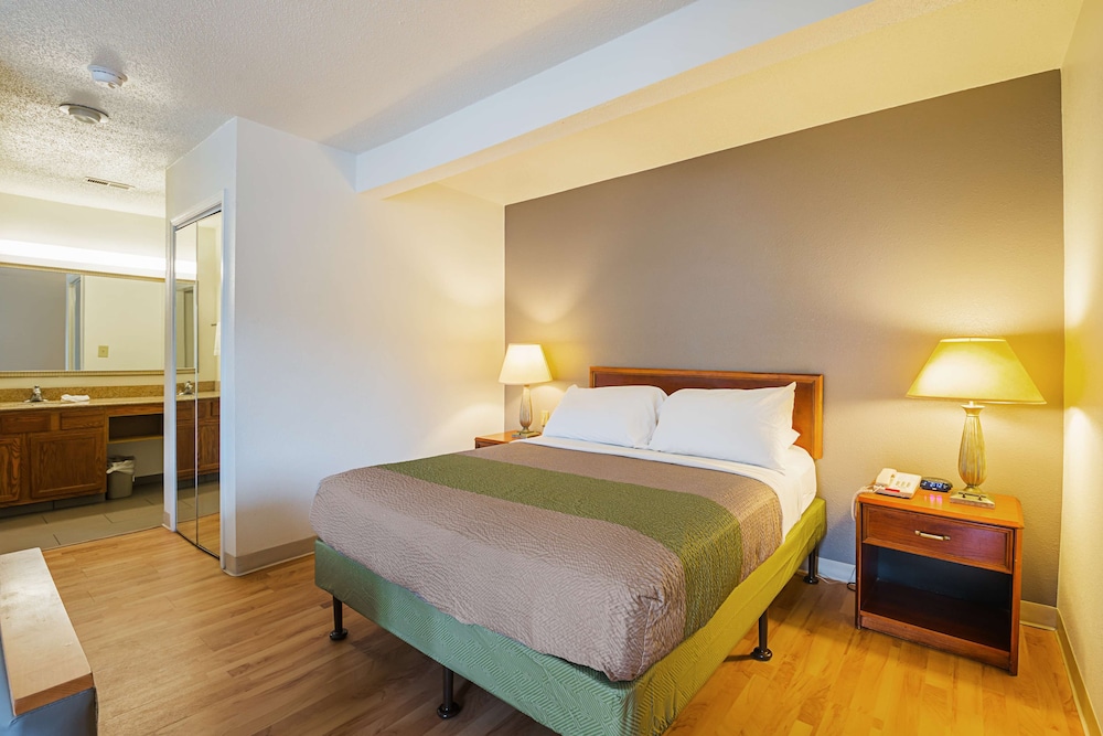 STANDARD, QUEEN BED