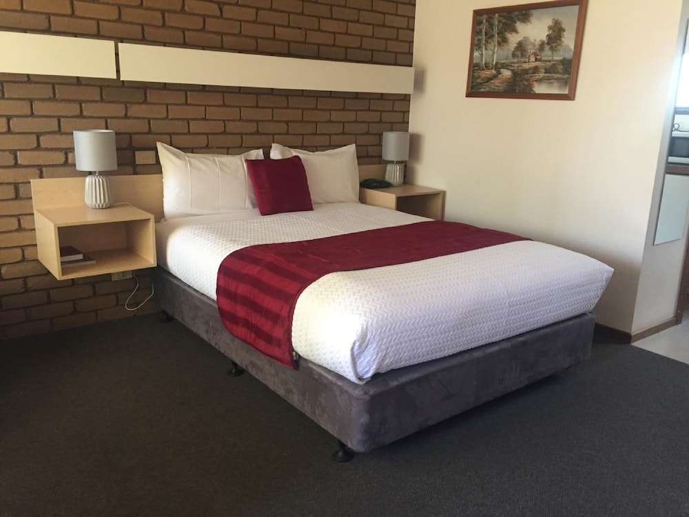 Tudor House Motor Inn 37/62
