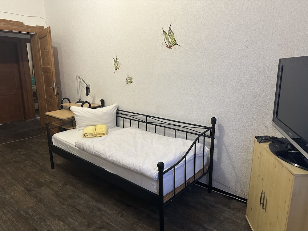 STANDARD, DOUBLE BED, SHARED BATHROOM