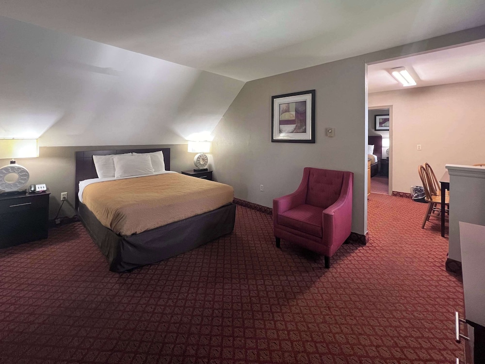 2 Bedrooms, Suite, 2 Double Beds, 1 Queen and 2 Double Beds