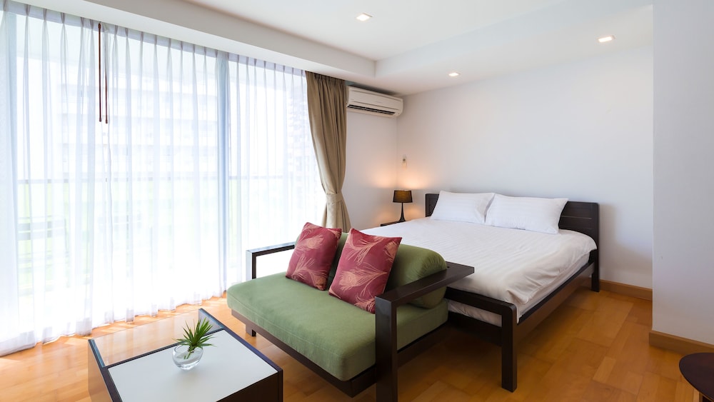 Studio, King Bed, Partial Sea View