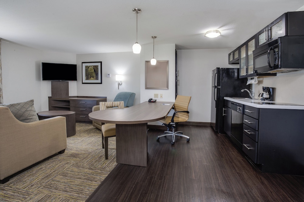 Candlewood Suites Ft. Lauderdale Airport Cruise 51/62