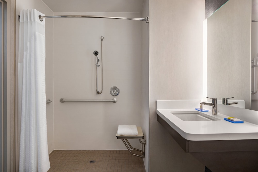 Holiday Inn Express Hotel Suites Denver Airport 31/34