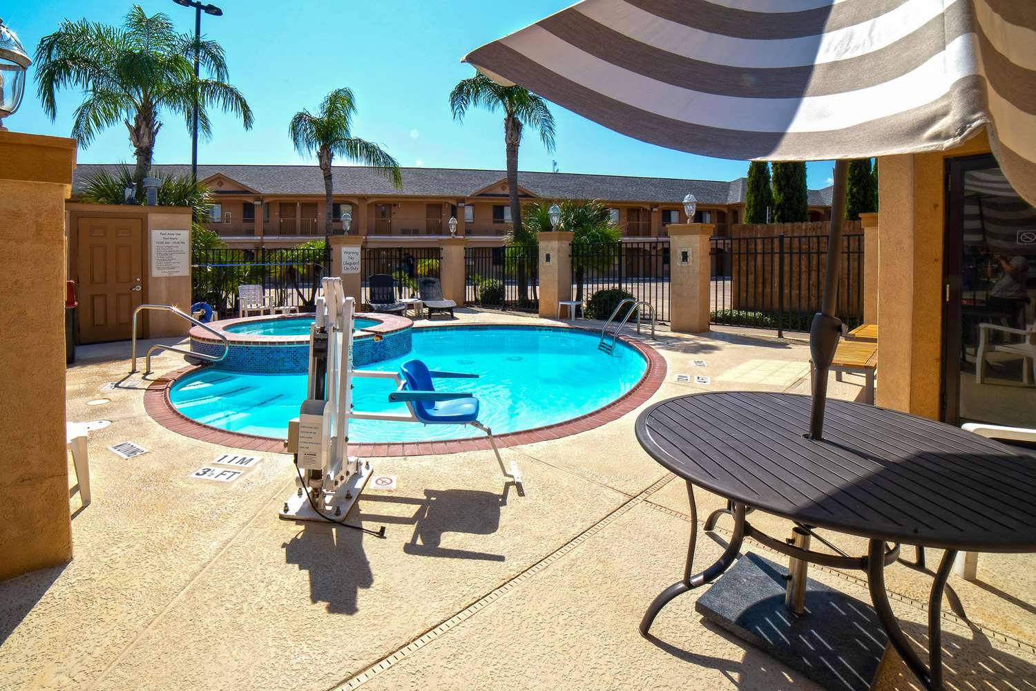 Econo Lodge Inn & Suites Corpus Christi 14/15