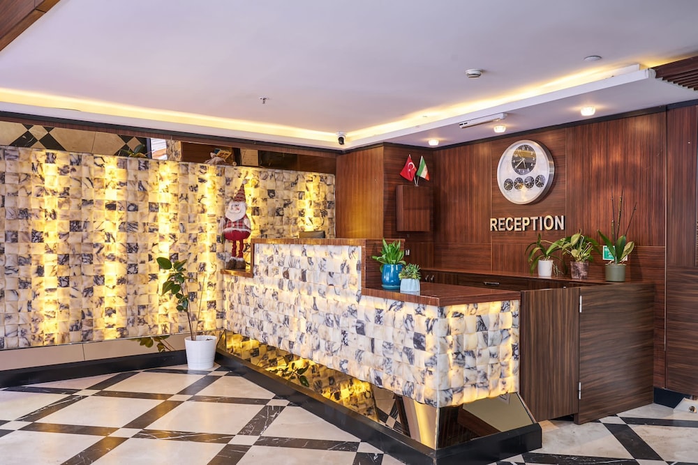 Atro Hotel 4/44