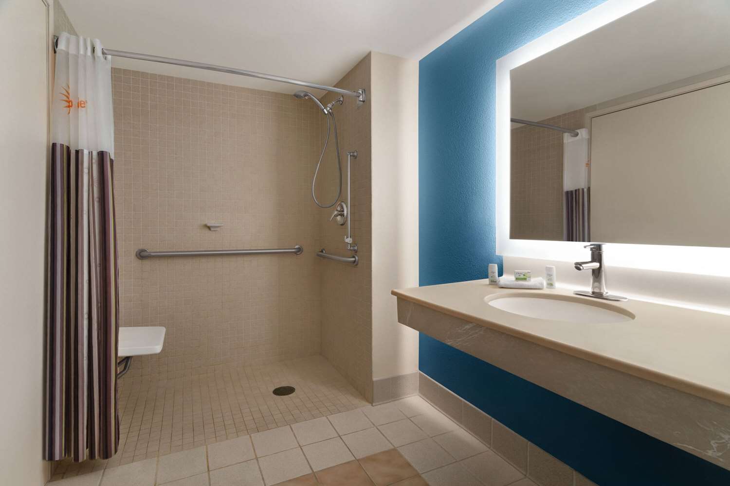 La Quinta Inn Suites Madison American Center 36/38