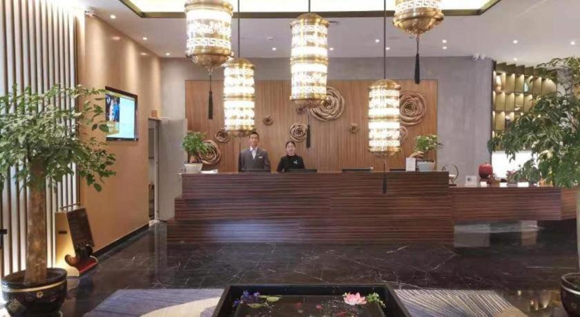 Metropolo Jinjiang Hotel ((Shangri-La Songzanlin Temple) 12/60