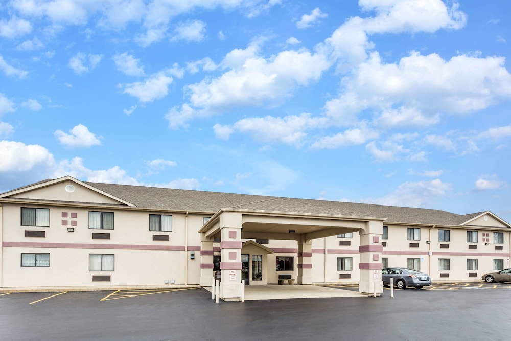 Super 8 by Wyndham Yorkville 2/16