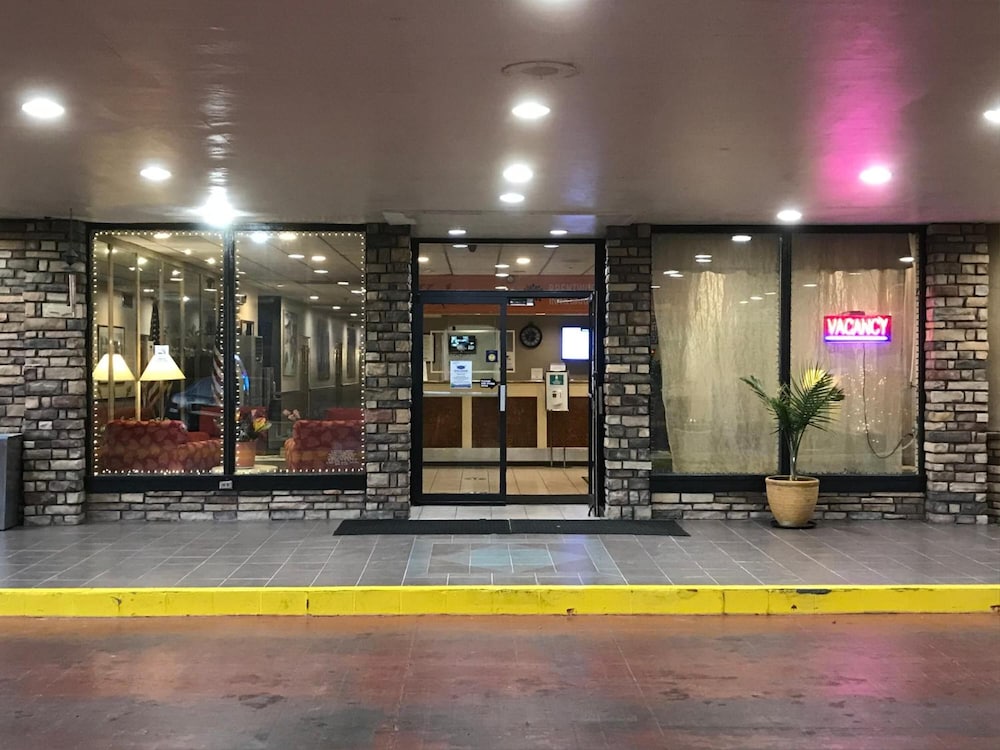 Brentwood Inn and Garden 10/47