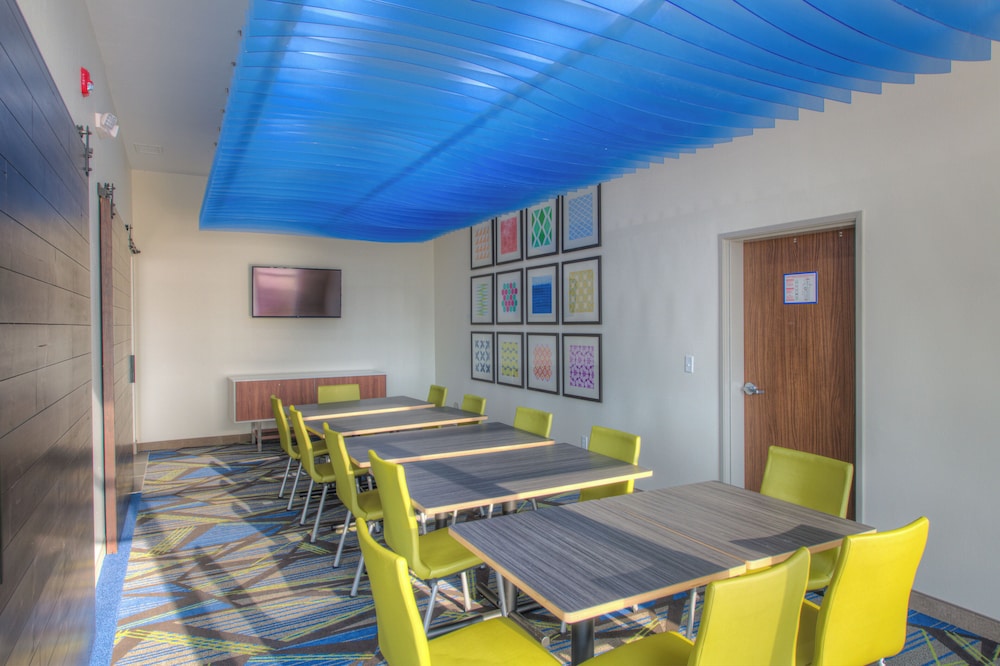 Holiday Inn Express & Suites Remington 39/49
