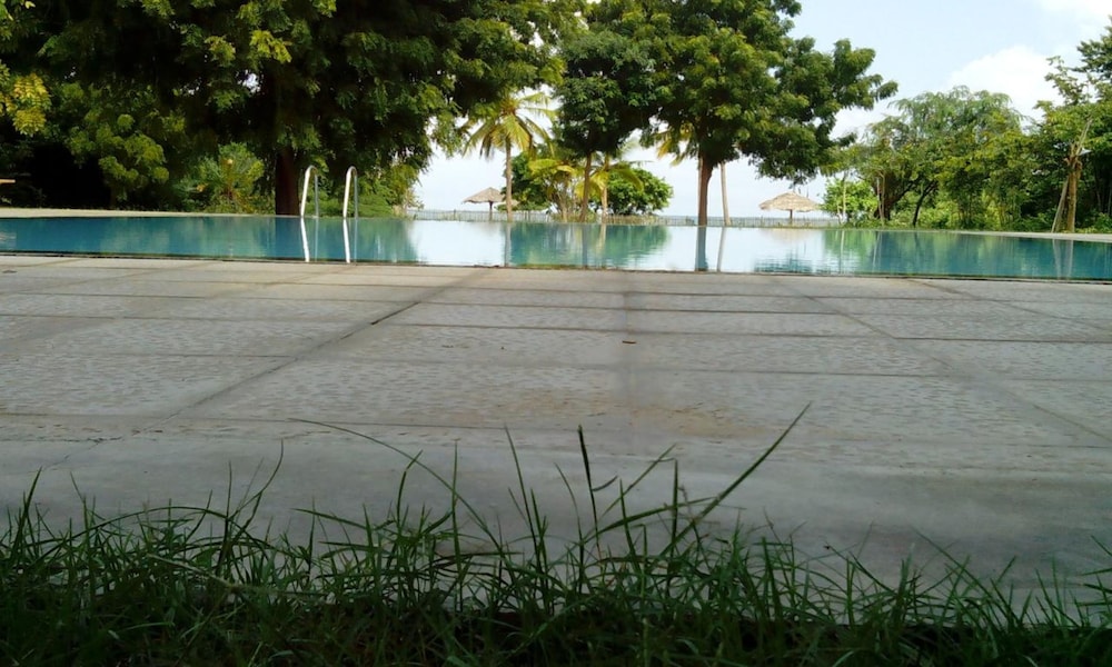 GIMAN FREE BEACH RESORT 45/67