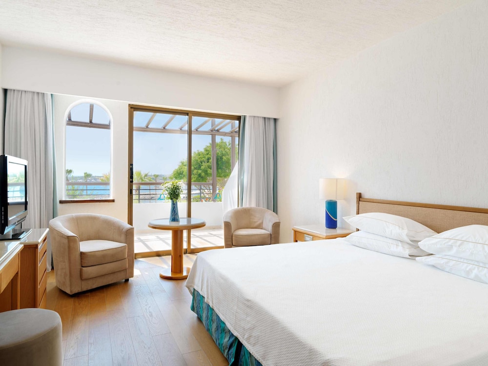 Coral Beach Hotel and Resort 32/95