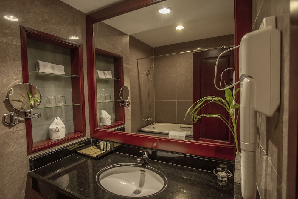 Pearl River Hotel 50/50