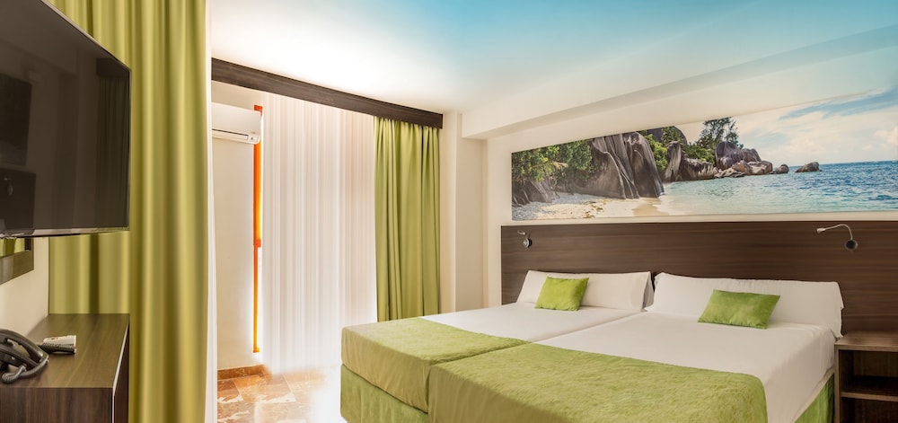 Magic Tropical Splash Water Park Spa and Caribbean Resort 16/34