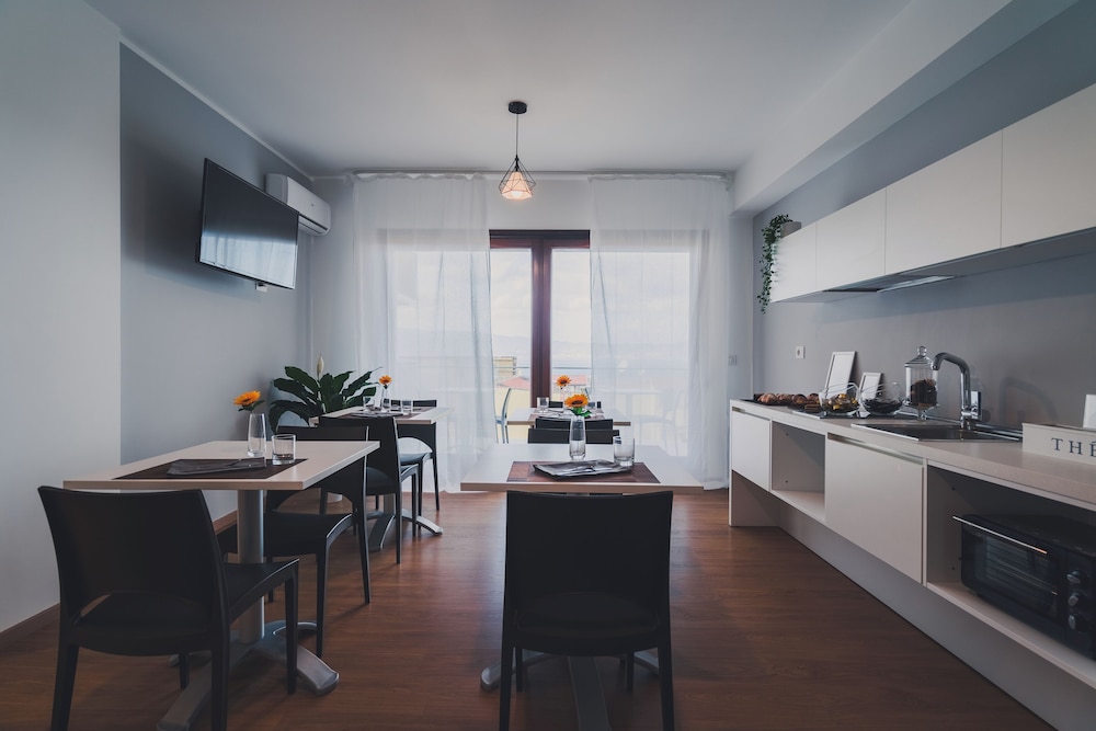 Trip Room & Breakfast 27/38