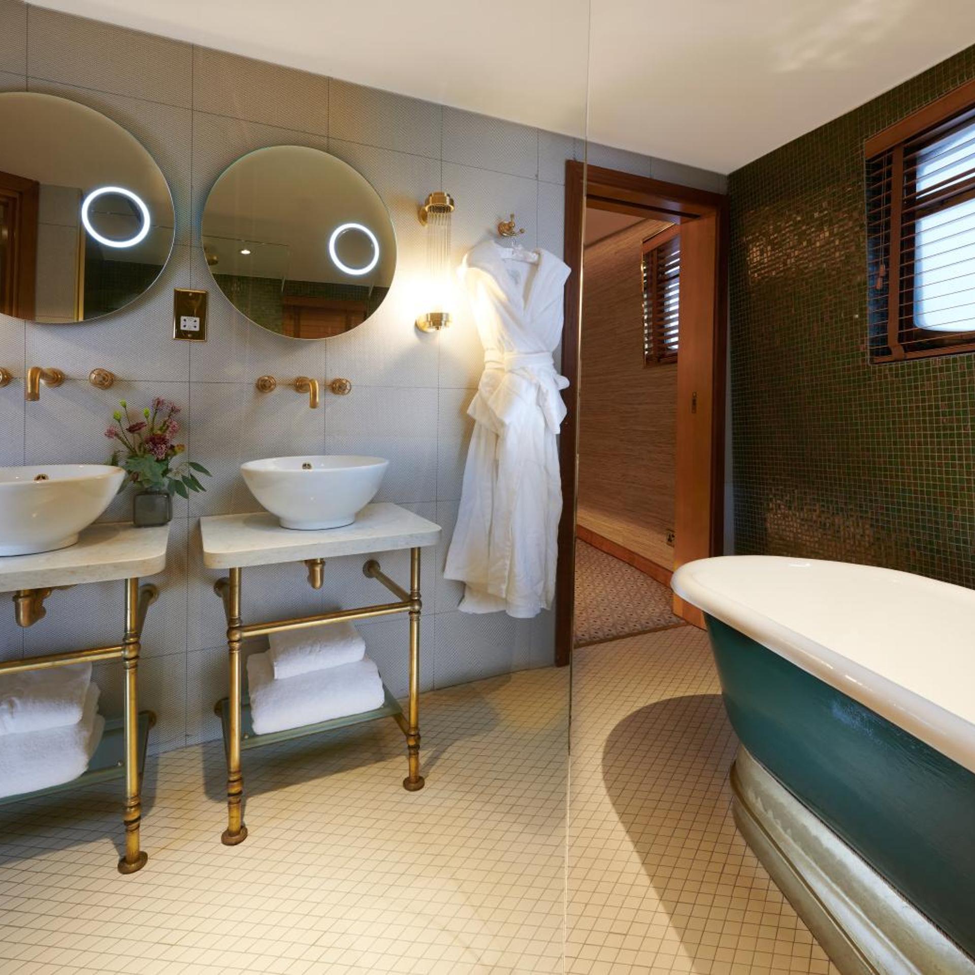 جناح، Fingal A Luxury Floating Hotel 3/3
