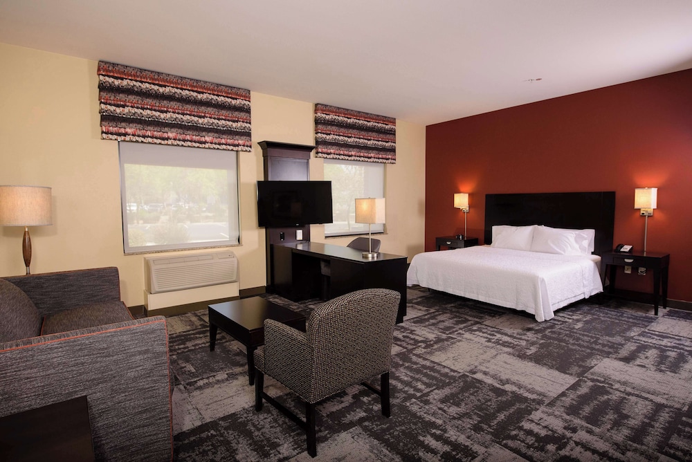 SUITE, KING BED, ACCESSIBLE