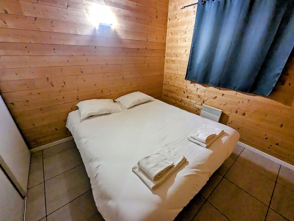 2 Bedrooms, Lodge, Queen and Twin Beds