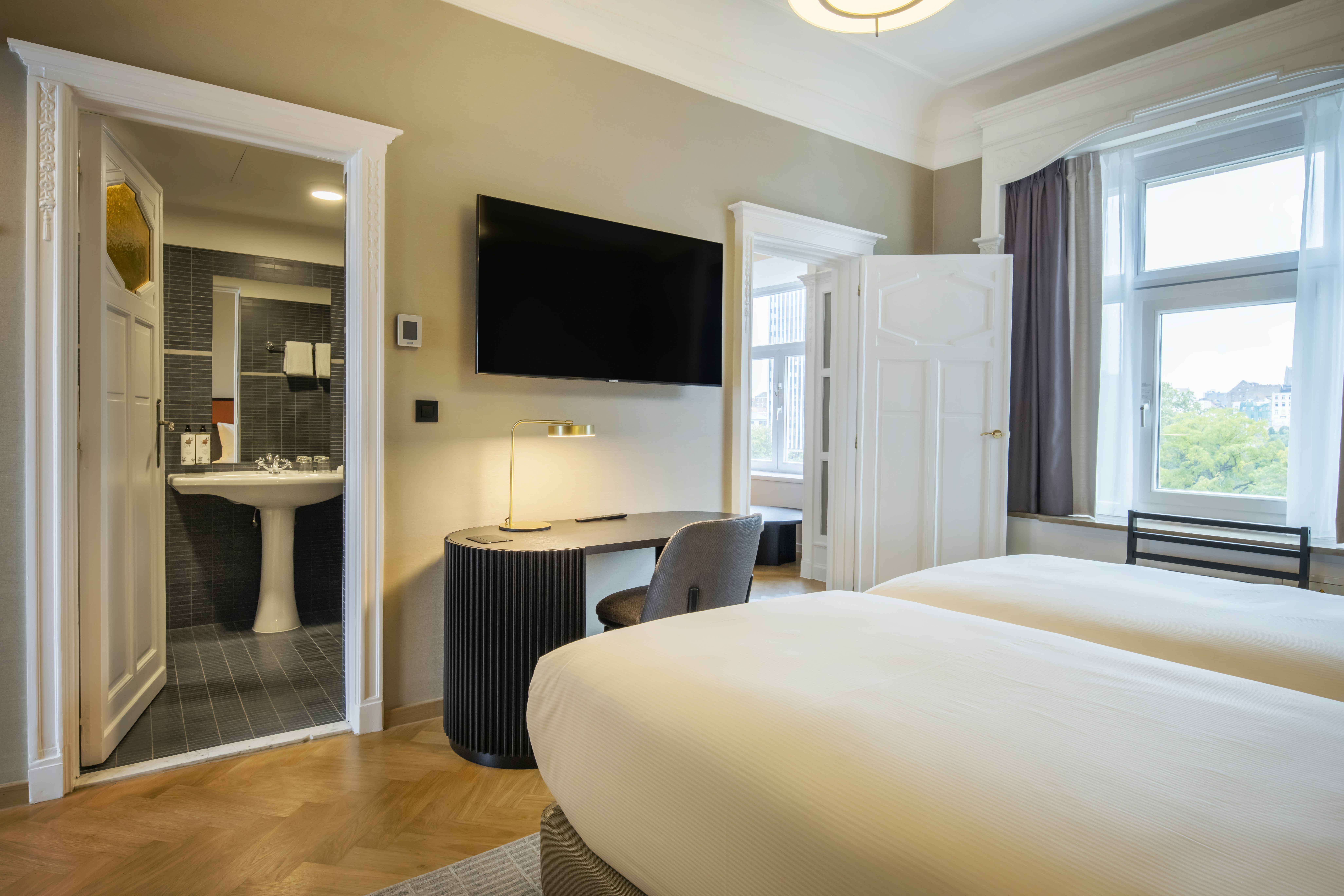 CONNECTING, FAMILY, TWIN BEDS