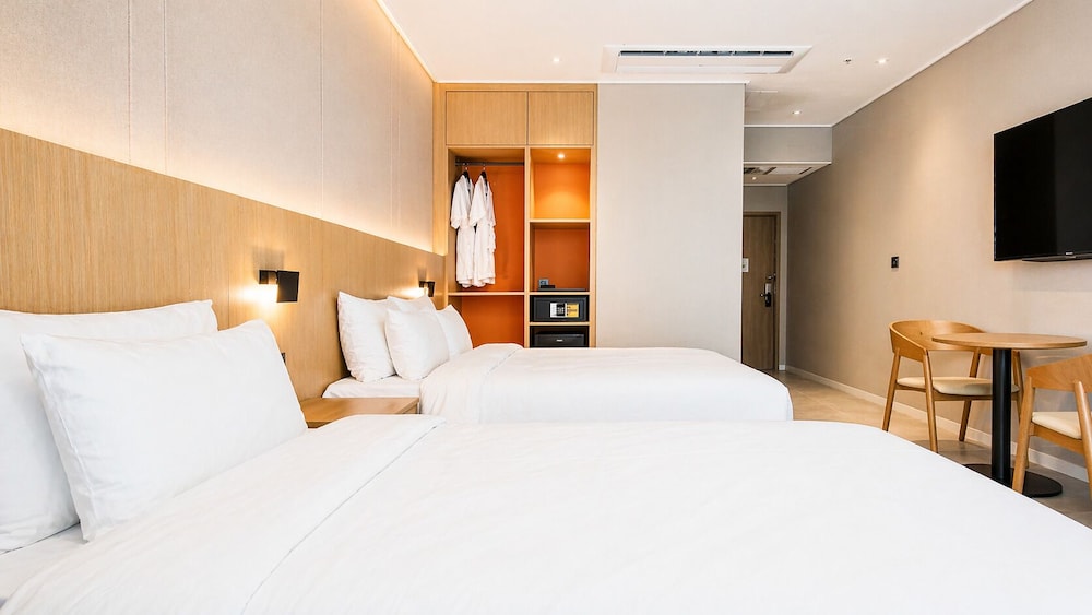 غرفة عائلية بسريرين منفصلين بإطلالة على البحر، Hotel Laon 2/10