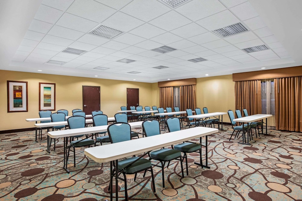 La Quinta Inn Suites By Wyndham Sioux Falls 41/55