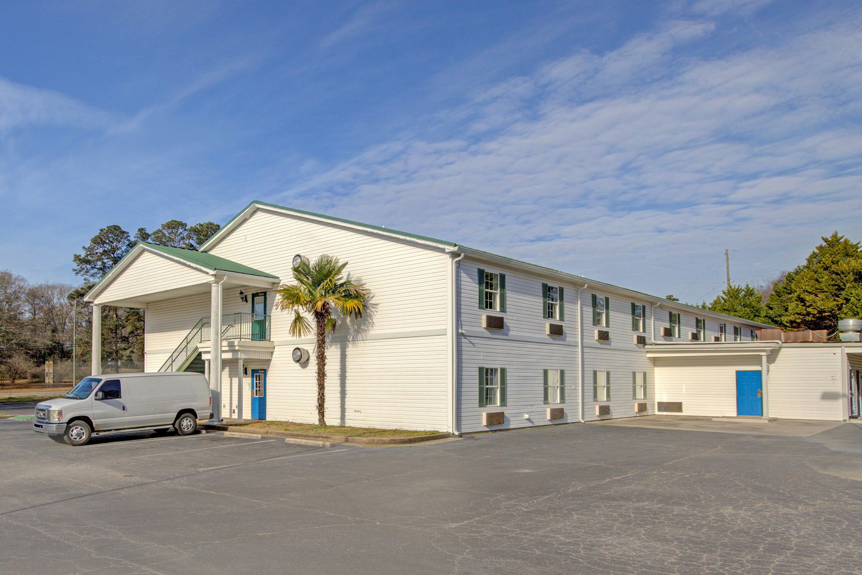 Plantation Inn & Suites Near Locust Grove I 75 28/34