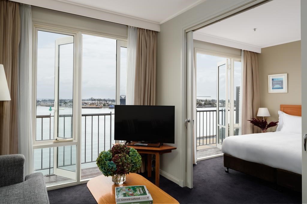 King Harbourside Suite