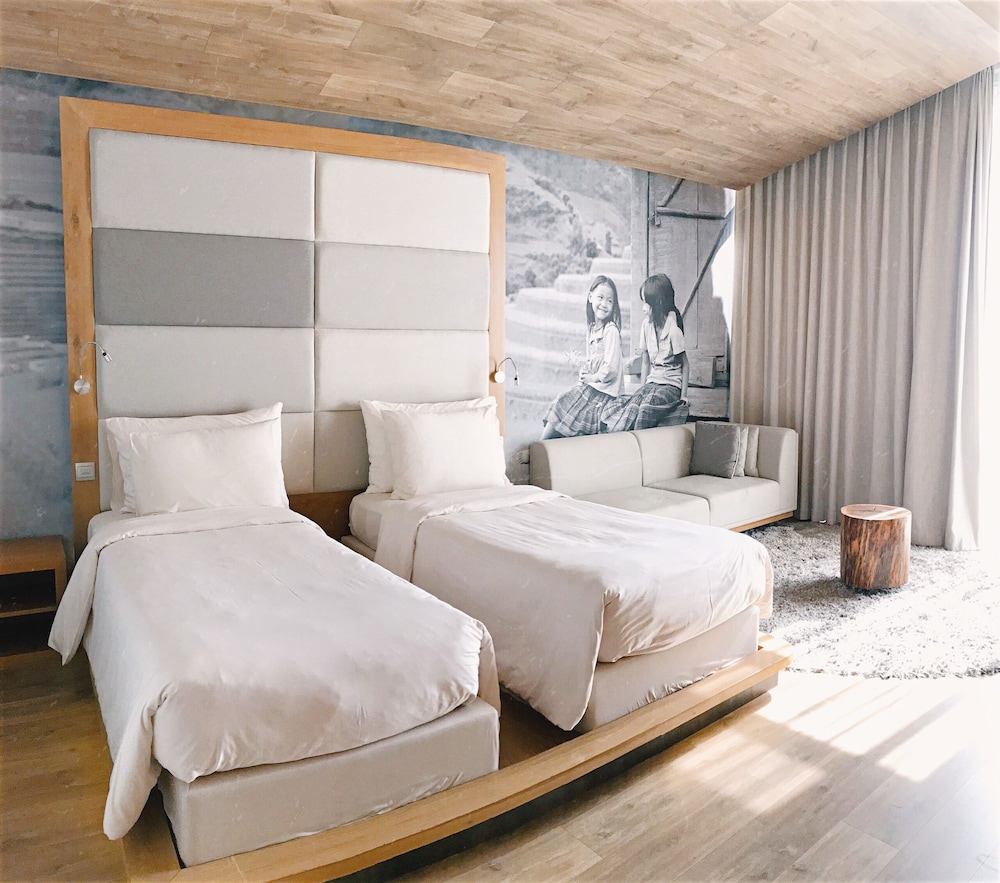 SUITE, TWIN BEDS