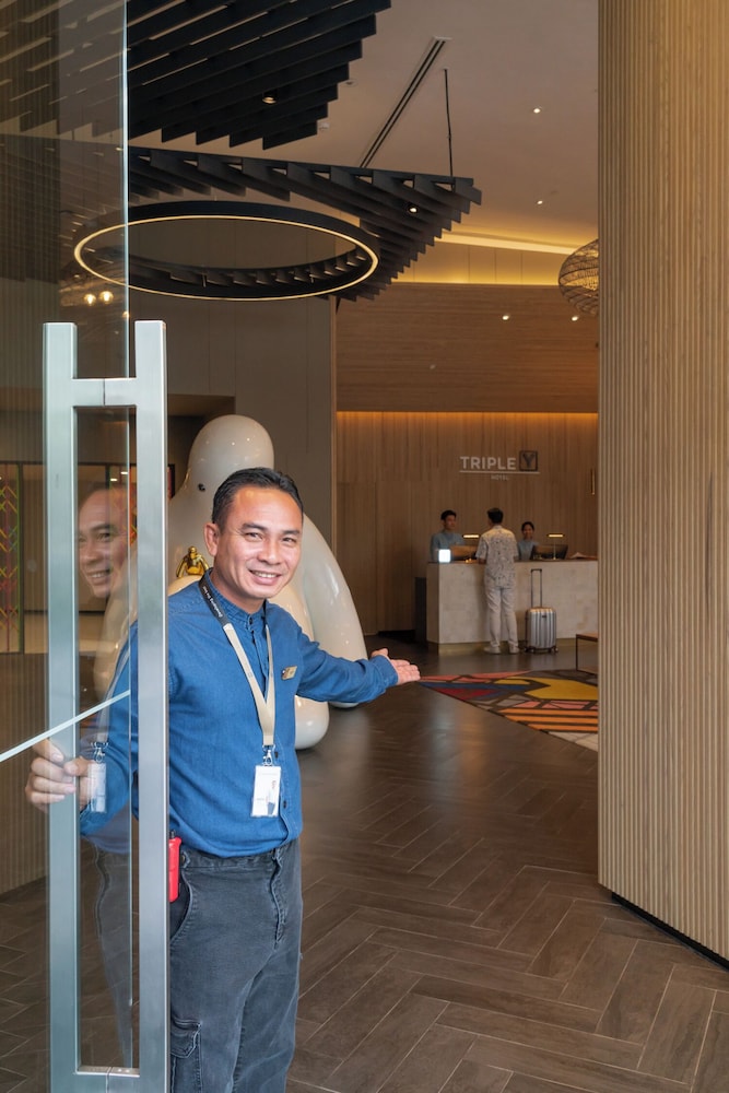 Triple Y Hotel 3/50