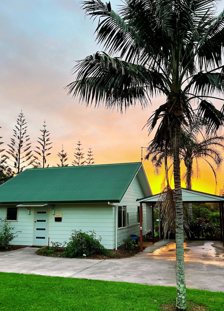 Poinciana Cottages 2/50