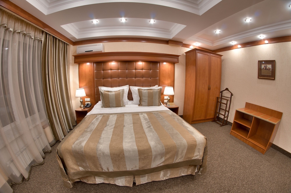 1 BEDROOM, SUITE