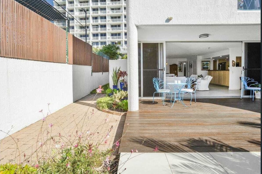 SUNDECK GARDENS 40/47