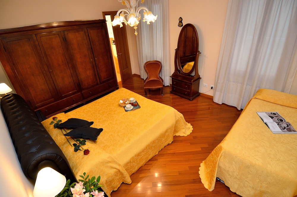 Charming Venice Apartments 34/78